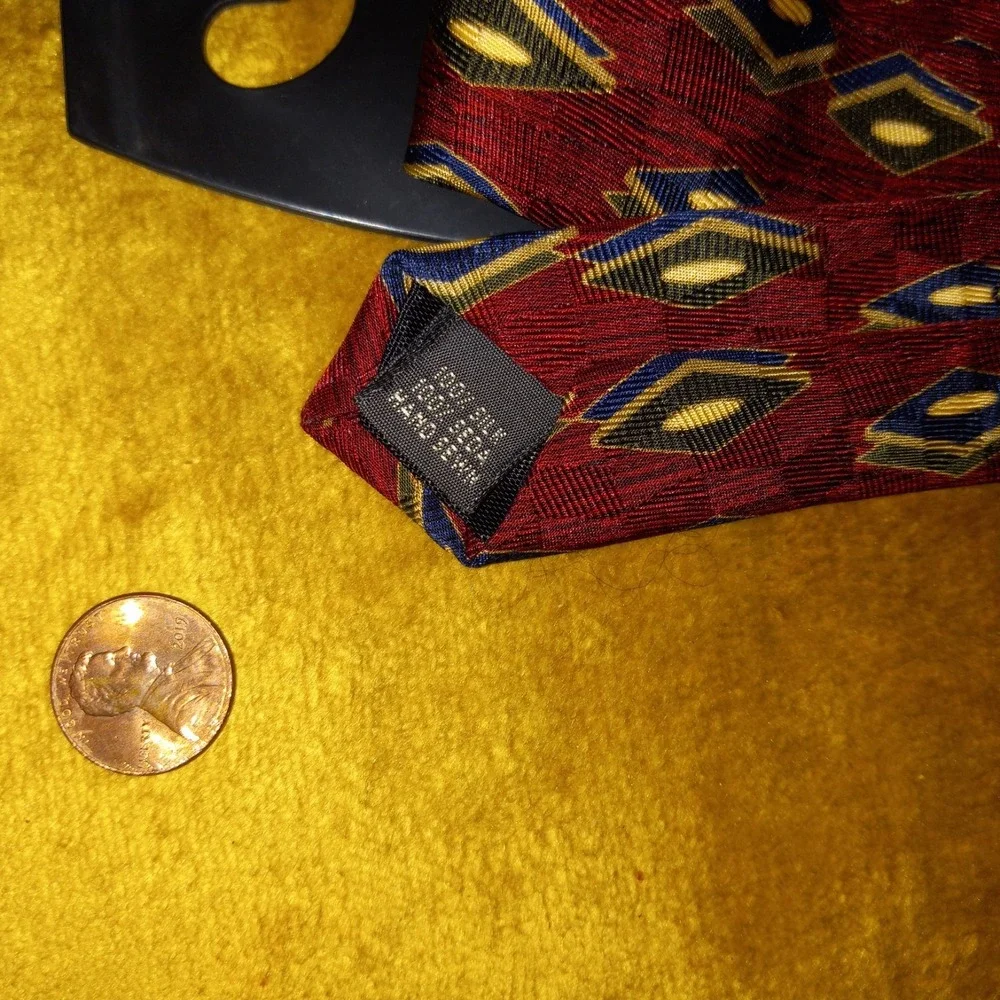 Leviner Wood Gentlemen's clothiers Red w/ Geometric diamonds 100% silk hand sewn